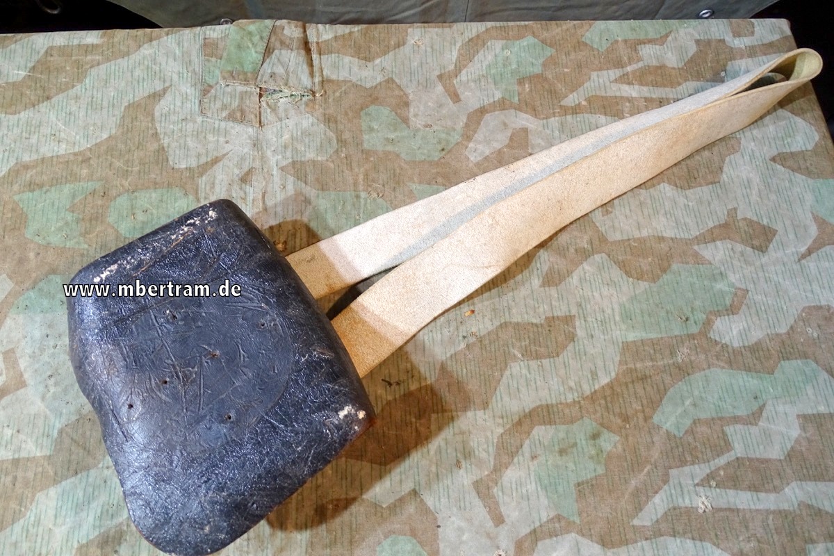Alter Kartuschkasten mit weißem Bandolier im Stil um 1800, preussisch