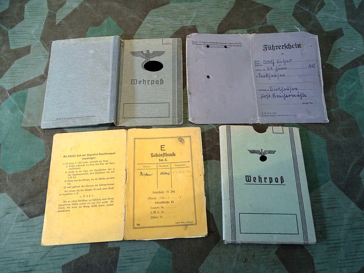 Wehrpass mit Hülle, Schießbuch, Führerschein Adolf B. Inf. Rgt 222, EK 2, Inf. Sturm Abz. Gefallen 1942 Russland.- 