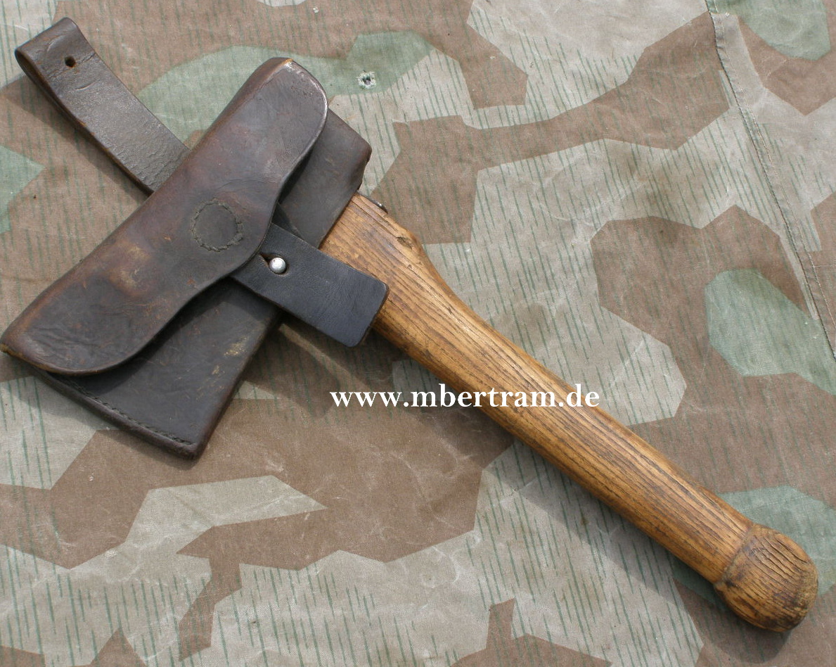 Feuerwehr, FW HJ, oder Luftschutz- Beil, Ledertrage, 1939