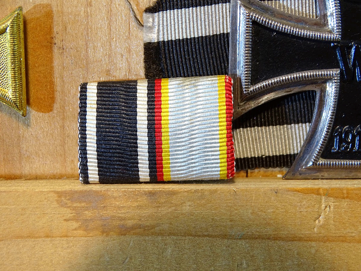 Zusammengehöriges Ordensset aus einem Nachlass: EK 2 1914, Kriegsverdienstkreuz Mecklenburg. Mit Bandspange. Zusammengehöriges Ordensset aus einem Nachlass: EK 2 1914, Kriegsverdienstkreuz Mecklenburg. Mit Bandspange.