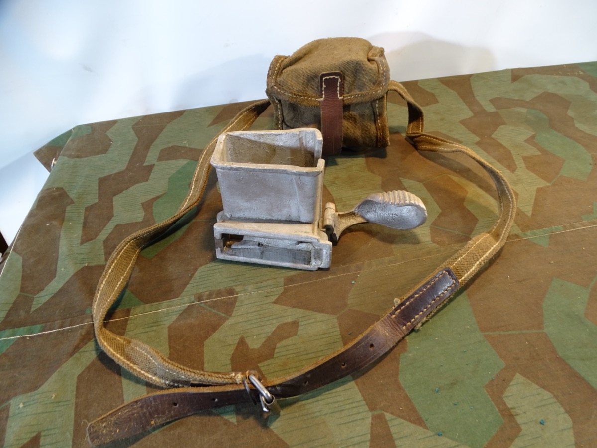 Magazinlader mit Tasche für MG 30(t), so genutzt von Waffen SS 