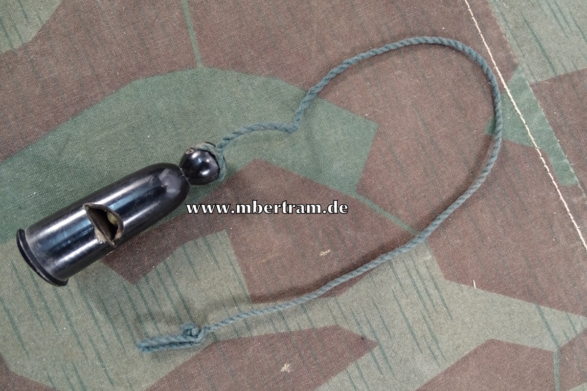 HJ Trillerpfeife eines HJ - Scharführers an grüner Schnur.