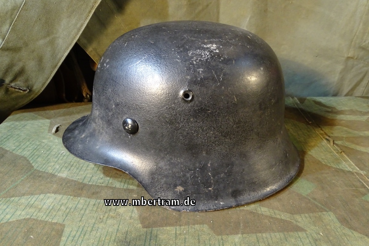 Wehrmachts Stahlhelm  M 40 weiterbenutzt bei Feuerwehr. Glattes Metall.