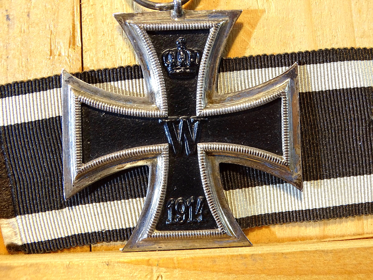 Zusammengehöriges Ordensset aus einem Nachlass: EK 2 1914, Kriegsverdienstkreuz Mecklenburg. Mit Bandspange. Zusammengehöriges Ordensset aus einem Nachlass: EK 2 1914, Kriegsverdienstkreuz Mecklenburg. Mit Bandspange.