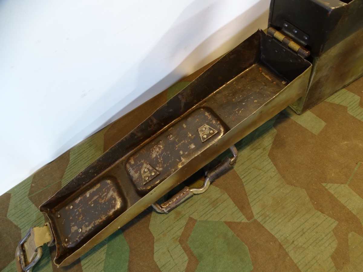 MG 34/42 Waffenmeister Patronenkasten 34 "P" mit WaA mit 2 Waffenölkanistern. MG 34/42 Waffenmeister Patronenkasten 34 "P" mit WaA mit 2 Waffenölkanistern.