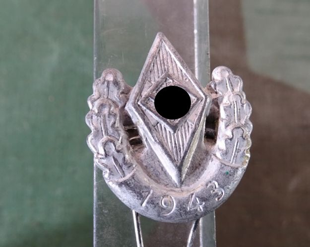 HJ Siegernadel Reichssportwettkampf 1943, Prägeblech, versilbert. 