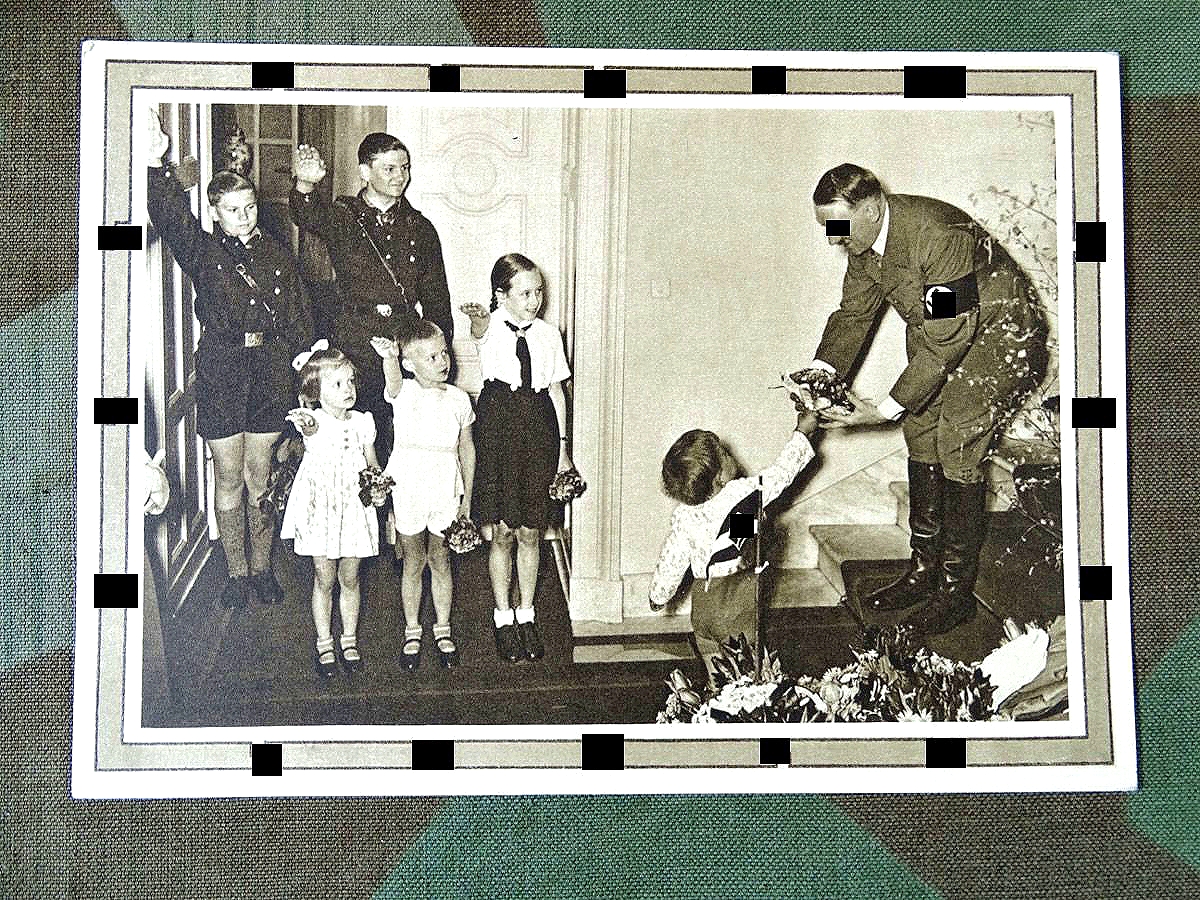 HJ Propaganda Postkarte HJ / DJ Jungs und kleine Mädels begrüßen den Führer, mit HK Umrandung, ungelaufen 