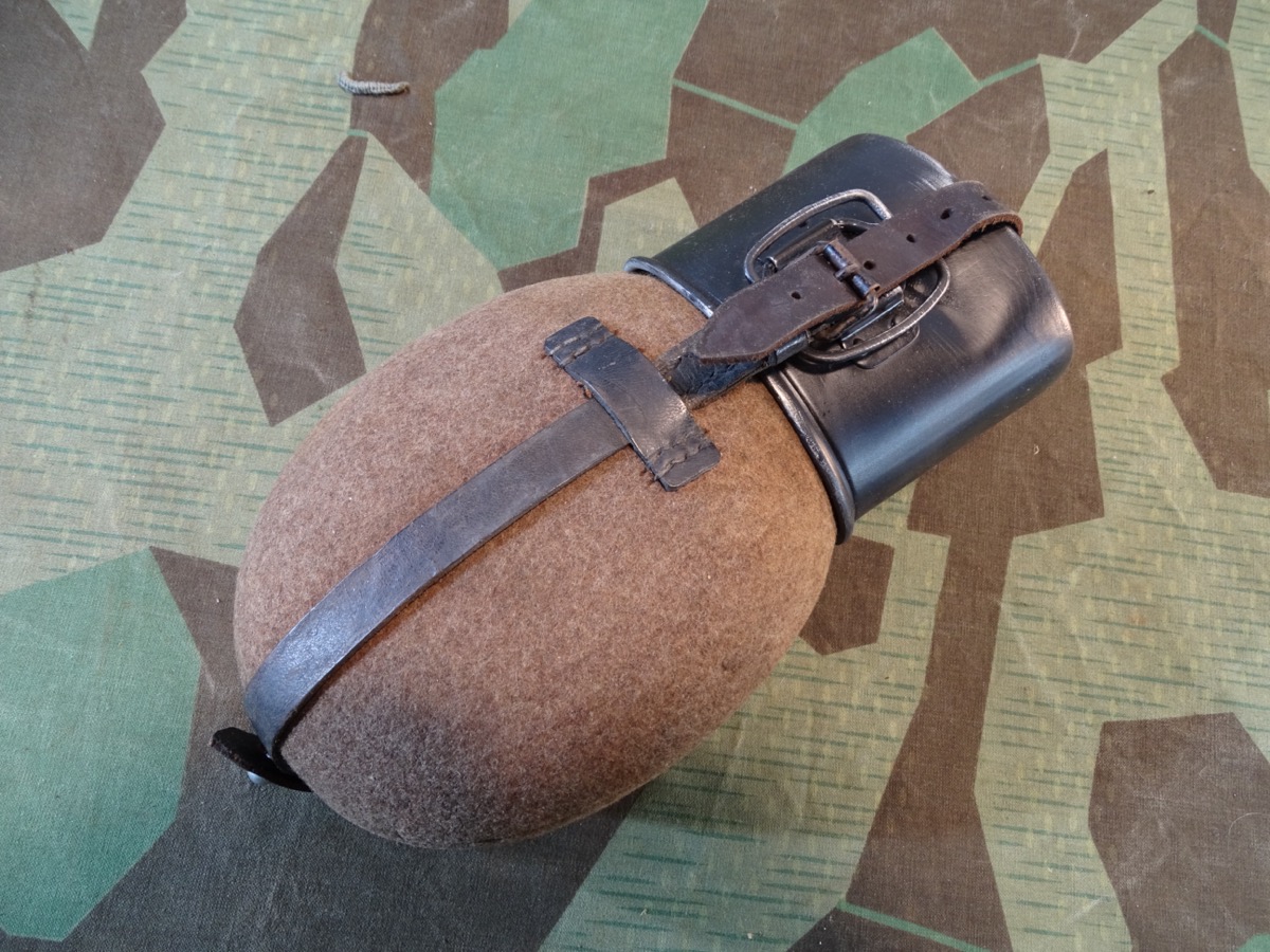 Wehrmacht, frühe Alu Feldflasche mit schwarzem Alu Trinkbecher , " CFL 38" 