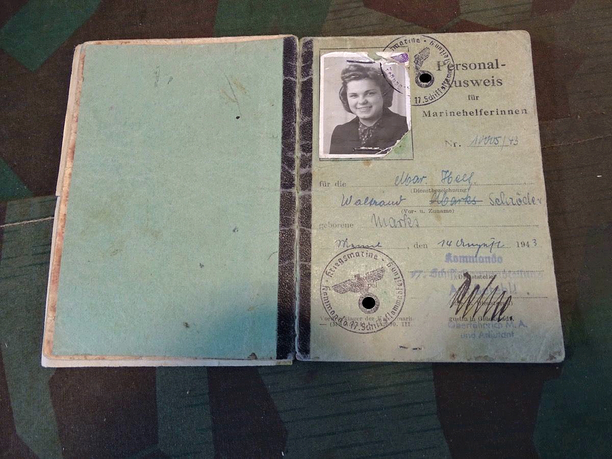 Personalausweis für Marinehelferinnen,1944-  4. Unterseeboot Lehrdivision. Dienst bis 30 Juni 1945 