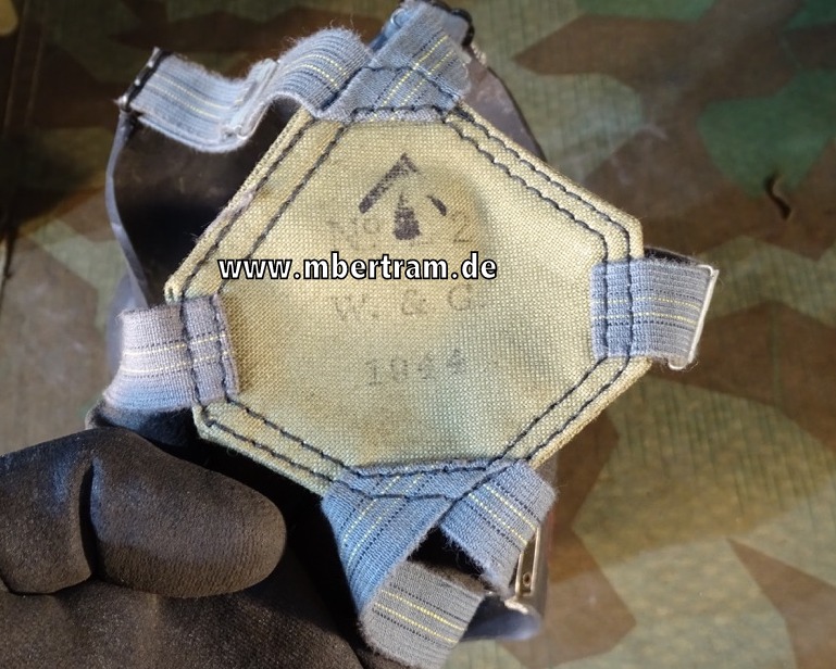 20068-2 Britische Gasmaske mit Tasche 2. Weltkrieg, schön gestempelt.