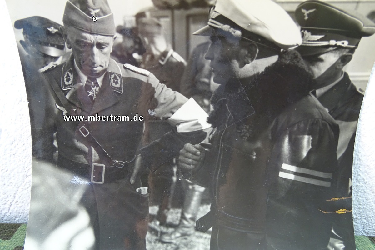 Pressefoto: Luftwaffen Offiziere und Piloten im Gespräch.