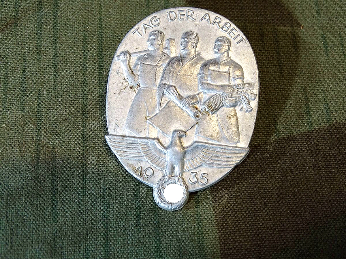 Anstecker 1. Mai 1935 / Tag der Arbeit 1935, Aluminium, Hst.: Gebr. Lange Lüdenscheid