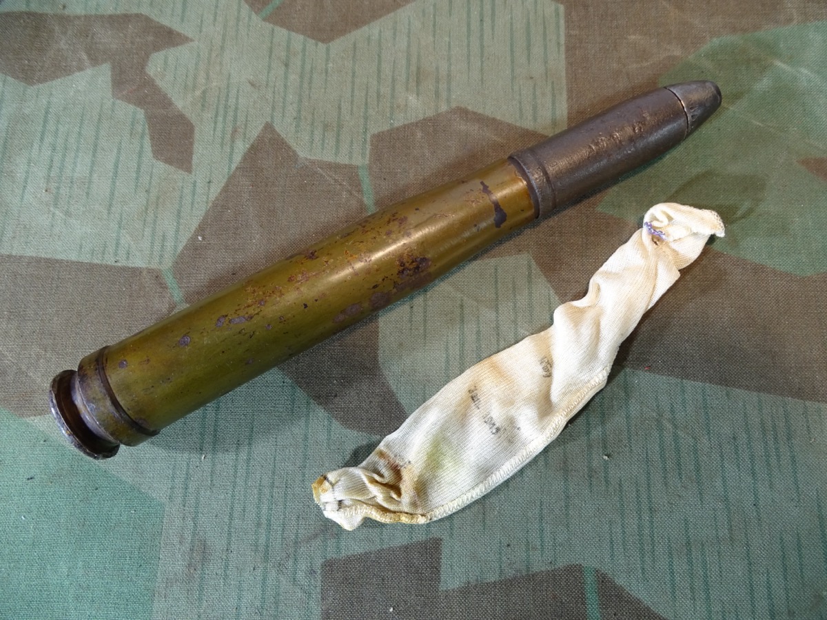 Deko-Patrone 2 cm Flak 38, lackierte Stahlhülse, Eisenzünder, Ladungssäckchen