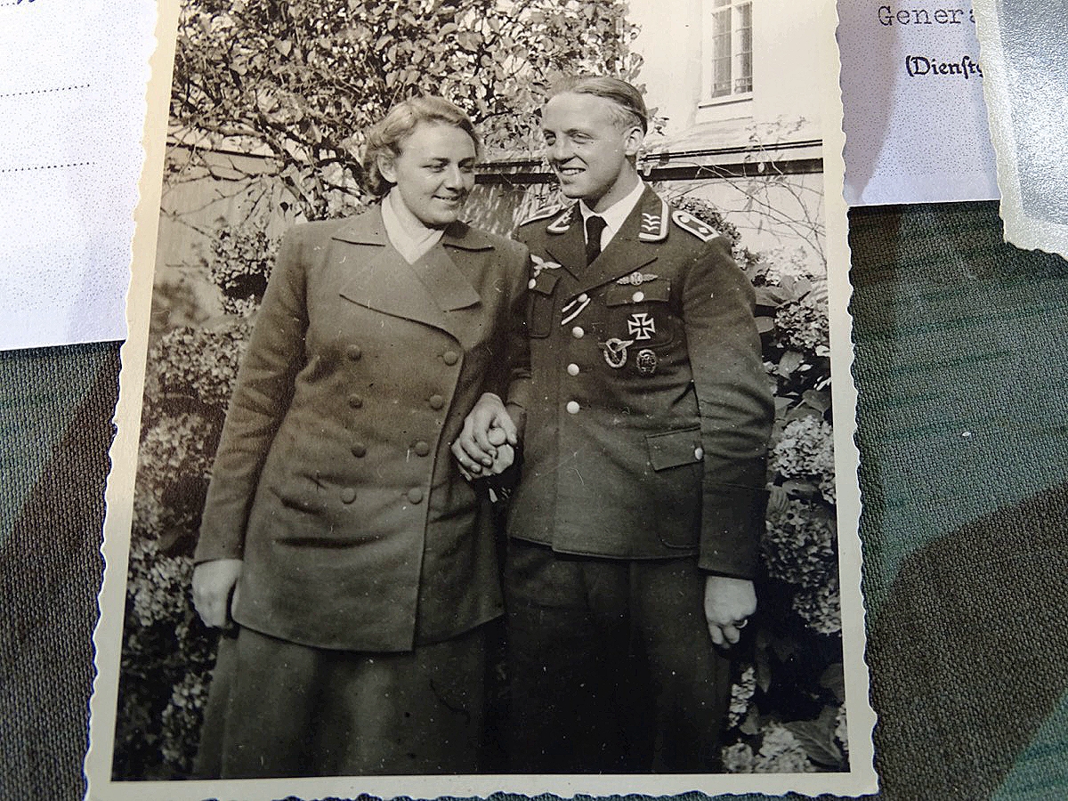 Fotonachlass mit Kopie der Urkunden, DK Gold Träger und Ehrenpokal Inhaber Jagdflieger d. Luftwaffe Fotonachlass mit Kopie der Urkunden, DK Gold Träger und Ehrenpokal Inhaber Jagdflieger d. Luftwaffe