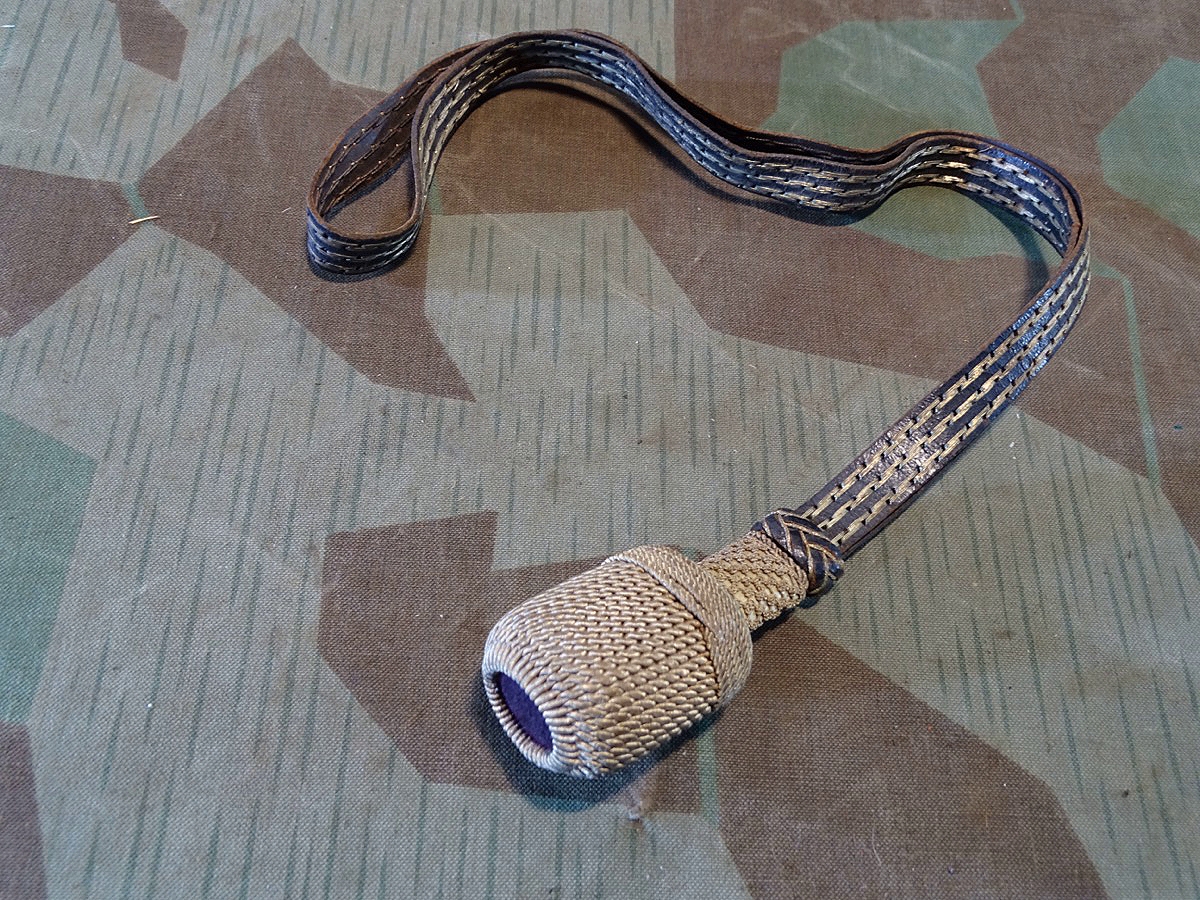 Portepee für den SS Führersäbel der Verfügungstruppe. Schwarzes Leder Band mit 3 silbernen Durchzügen