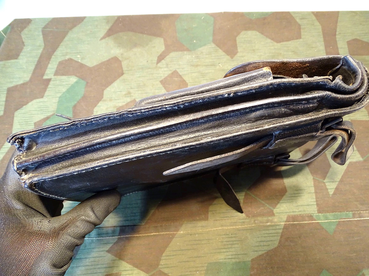 Schwarze Leder Kartentasche der Luftwaffe LBA ( S) mit diversem alten Inhalt. 