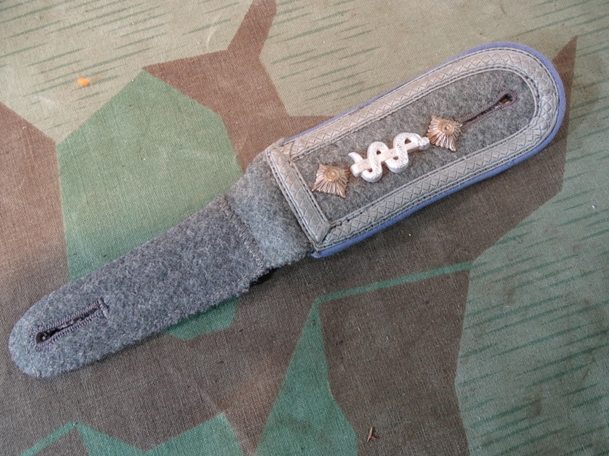 Schulterklappe Wehrmacht  Feldwebel Kraftfahr- und Fahrtruppen oder Sanitätsdienst Unterarzt, zum aufschlaufen, TOP Zustand