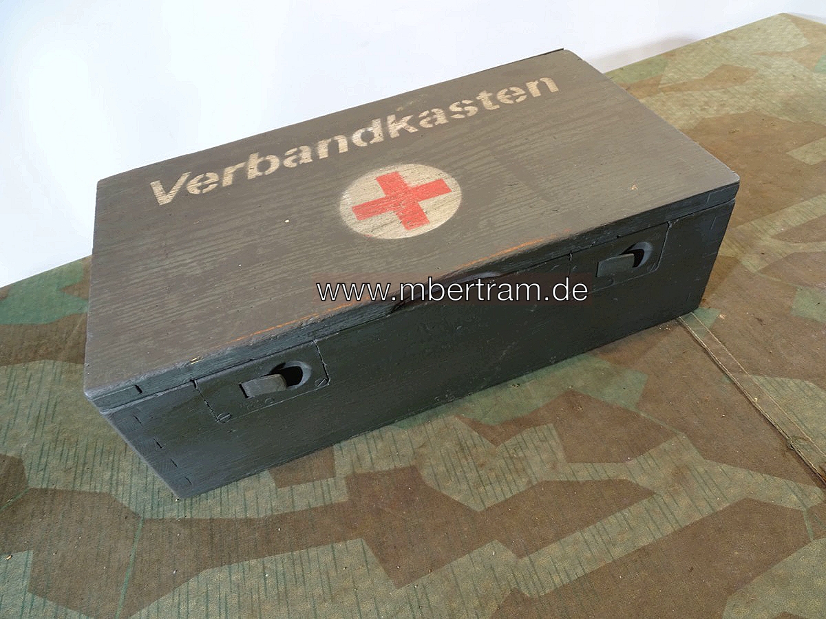 Wehrmacht KFZ Verbandkasten, Holz, feldgrau mit Beschriftung, ohne Inhalt