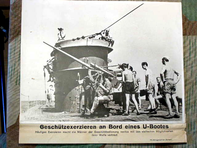 Geschützexerzieren an Bord eines deutschen U-Bootes, 17x24