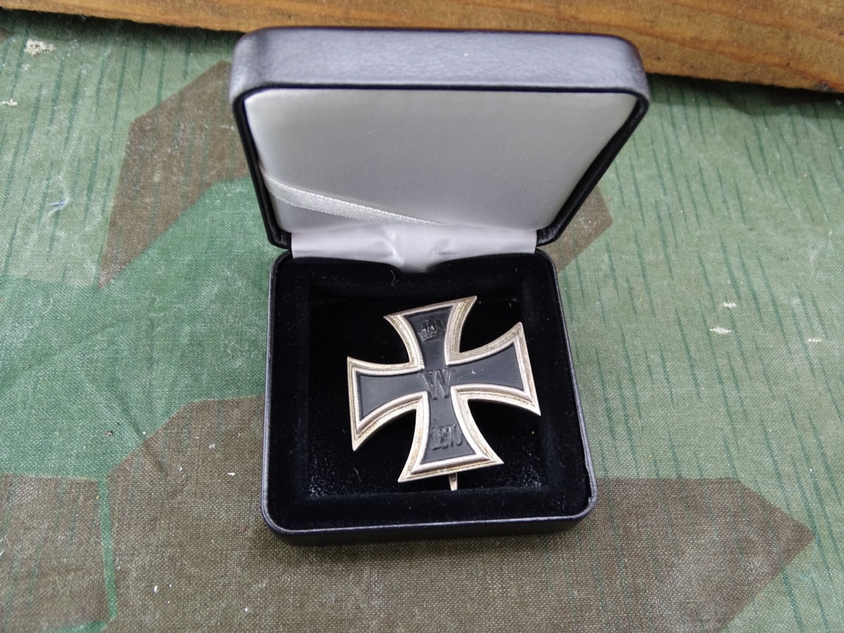 Replik: Eisernes Kreuz 1. Klasse 1870 mit breiter Nadel, in Schatulle, gealtert, Tragespuren