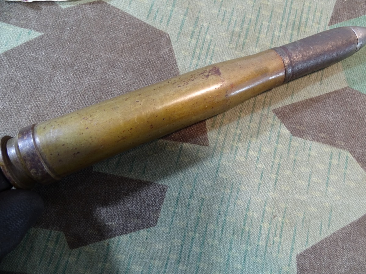 Deko-Patrone 2 cm Flak 38, lackierte Stahlhülse, Eisenzünder, Ladungssäckchen