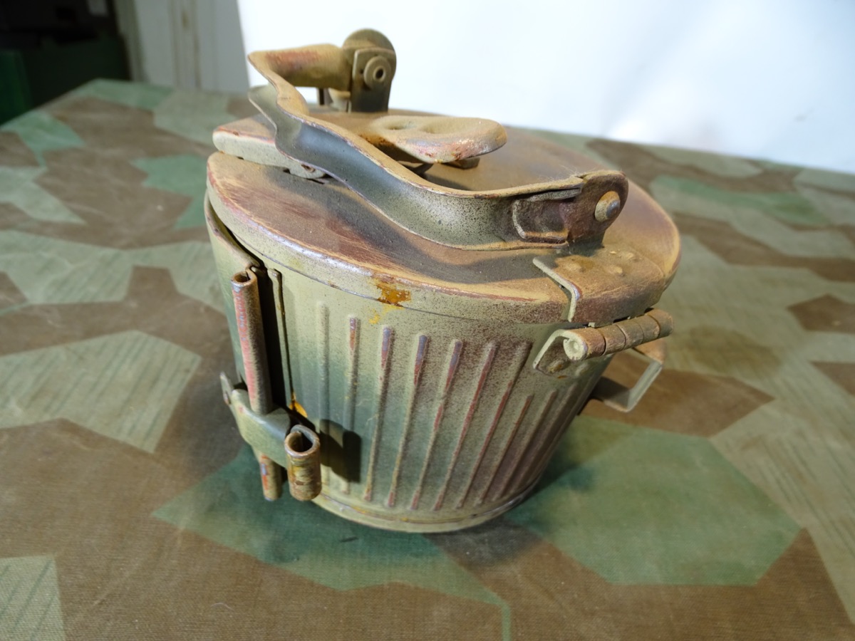 Gurttrommel für MG 42 und MG 34 , Hersteller : " wa 44 " , getarnt