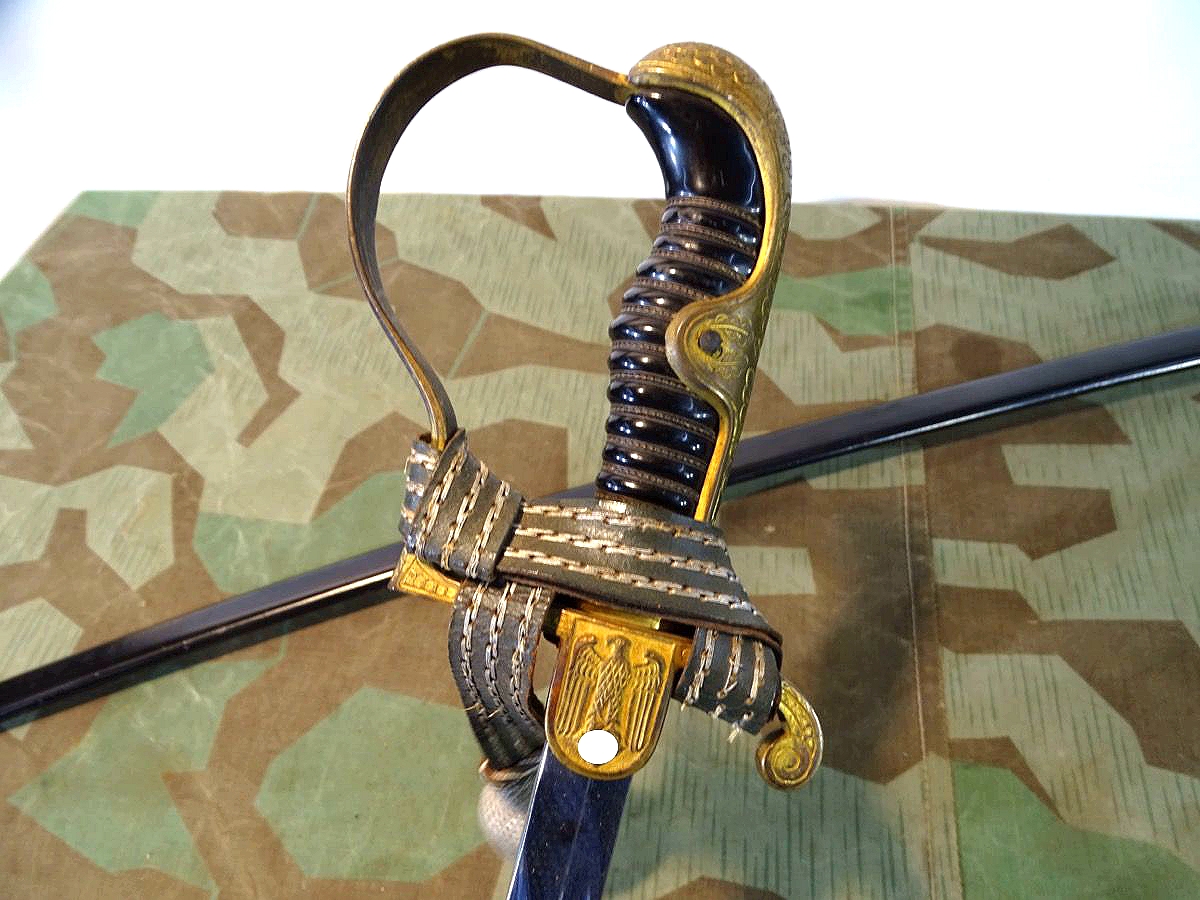 Heeresoffizierssäbel Robert Klaas Solingen, Buntmetallgriff, vergoldet, Porteppe, schöner Zustand.