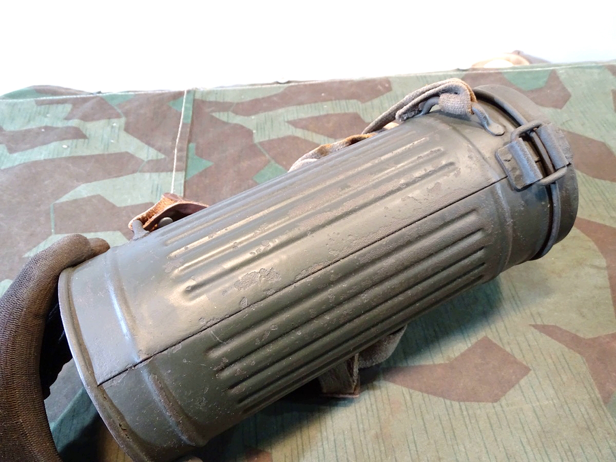 20925-24 Gasmaske mit Dose M 38 und Filter FE 41, (unbenutzt) und Losantin, alles 1944
