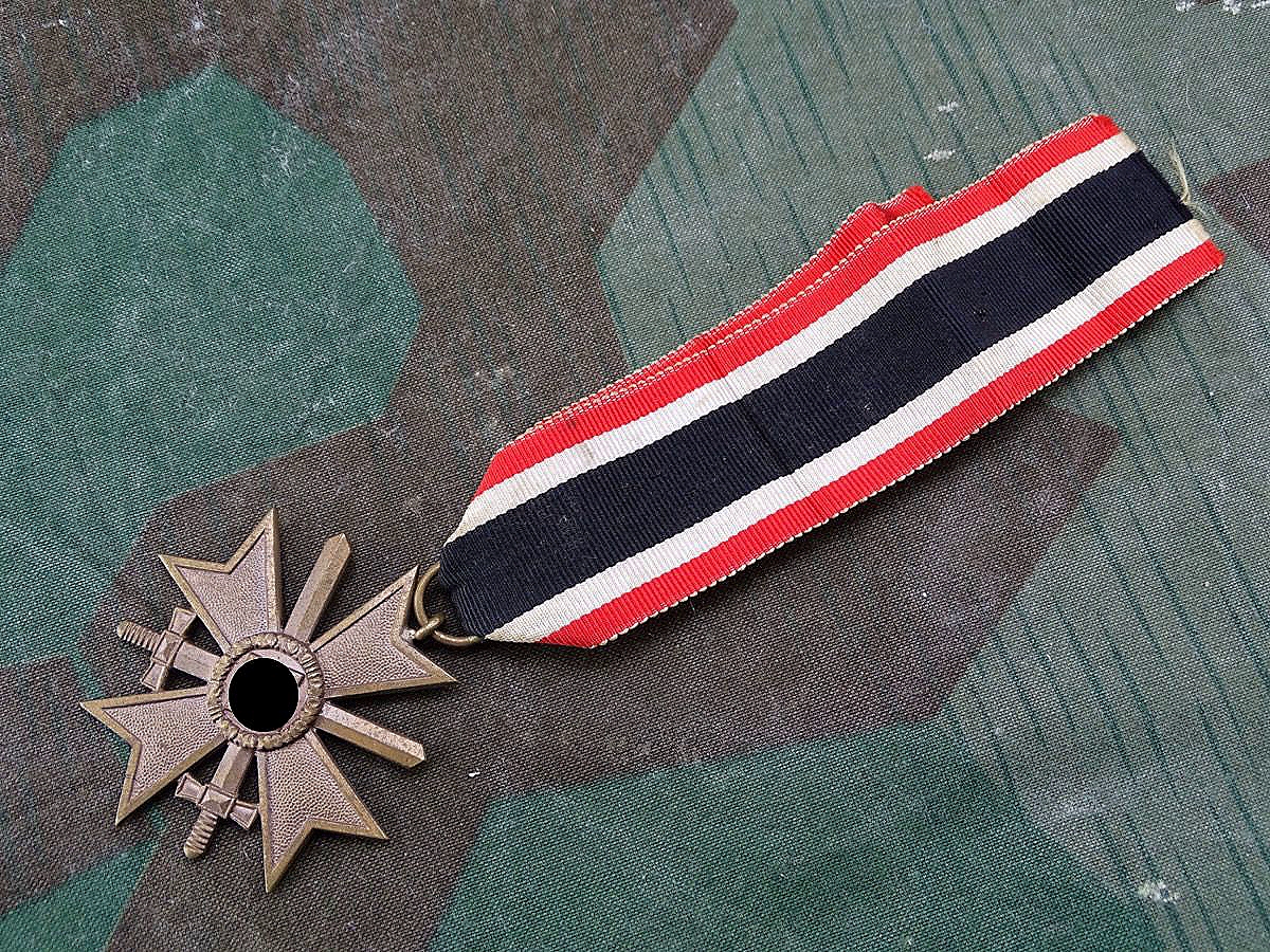 Kriegsverdienstkreuz 2. Klasse 1939 mit Schwertern, Buntmetall, mit Band, schöne Erhaltung. 