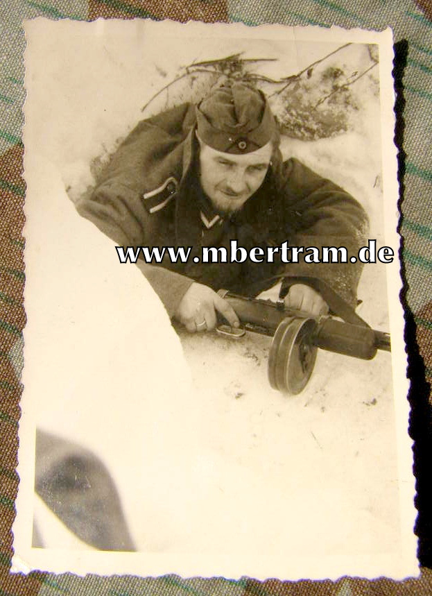 Wehrmachts Unteroffizier mit russ. Beute MP PPSH 41