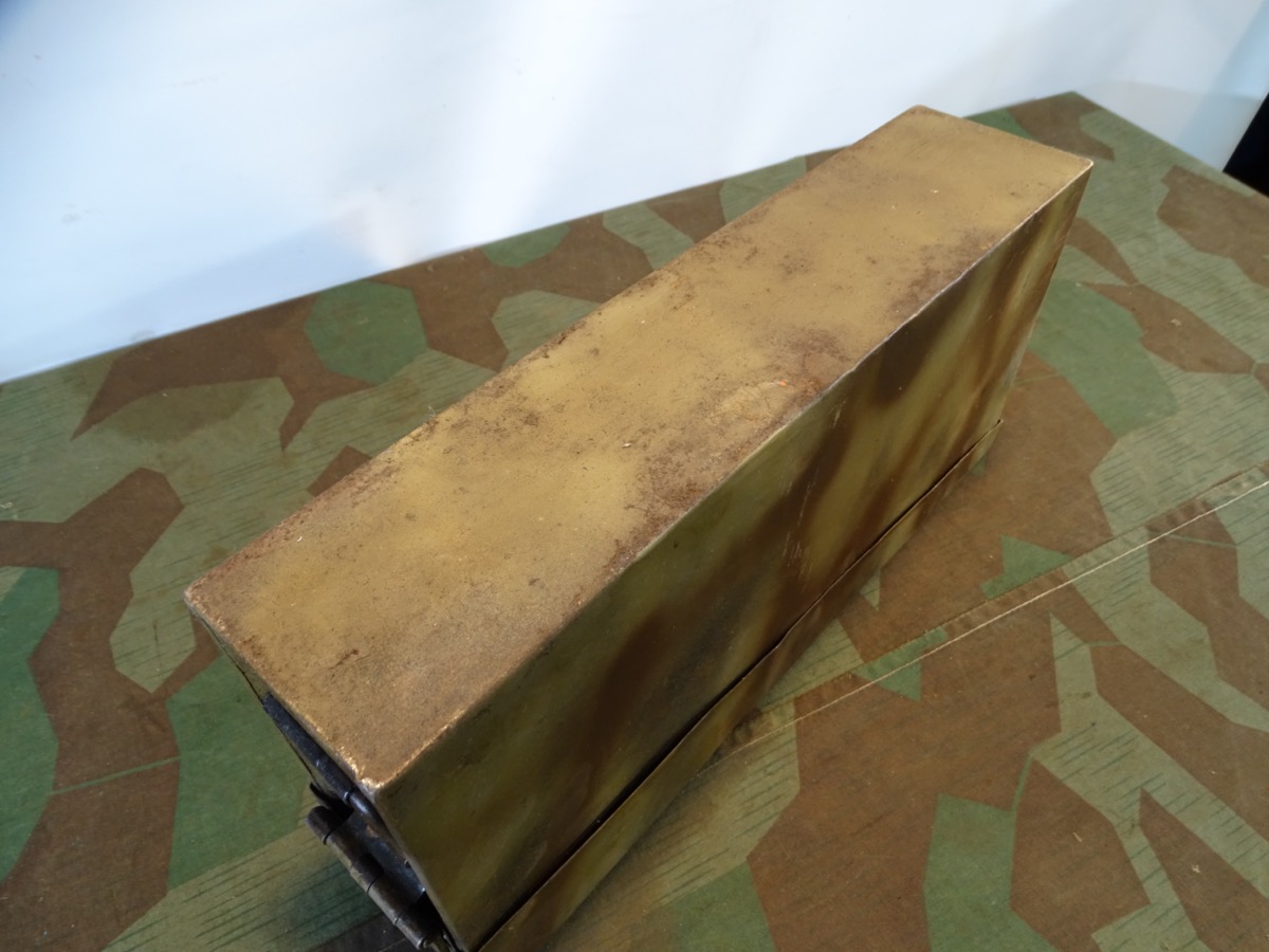MG 34/42 Waffenmeister Patronenkasten 34 "P" mit WaA mit 2 Waffenölkanistern. MG 34/42 Waffenmeister Patronenkasten 34 "P" mit WaA mit 2 Waffenölkanistern.