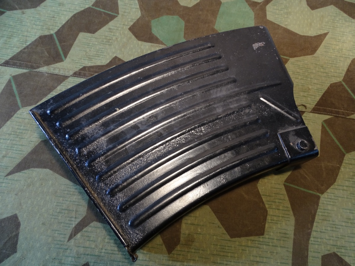 2 cm Flak 30/ 38 Magazin, wohl Wasserfund, gereinigt, schwarz lackiert,  Feder klappt