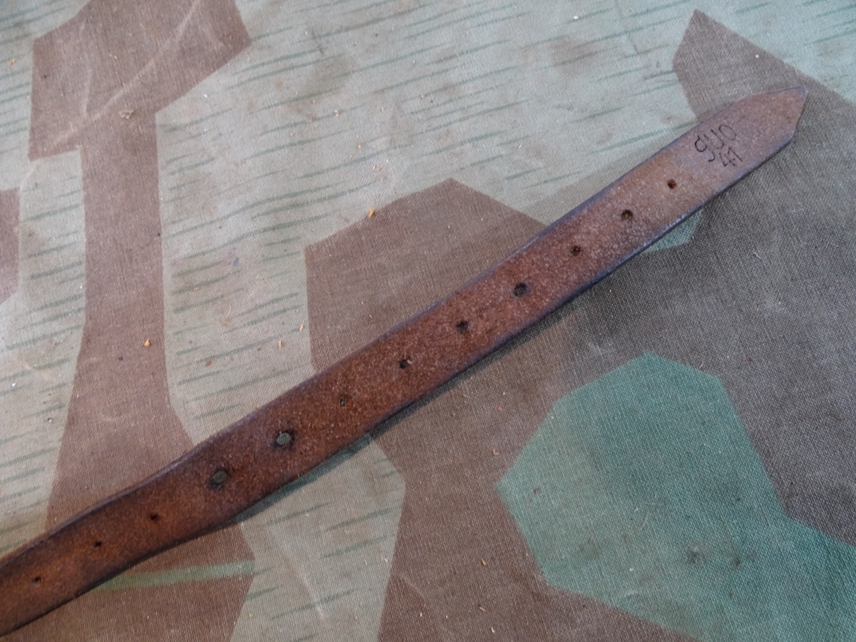 Luftwaffe oder Kriegsmarine  Doppelpackriemen, braunes Leder,  Herstellercode  "1941", ca. 54,5 cm
