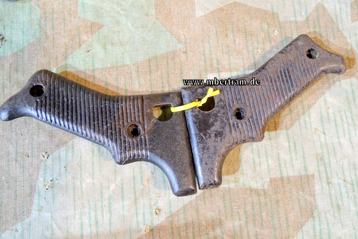 Pärchen dunkle MG 42 Bakelit Griffschalen, genutzte Originalstücke