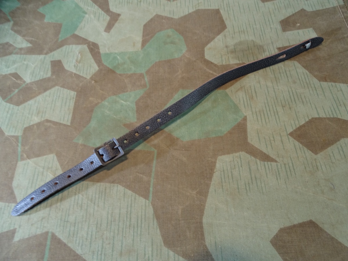 Replik/ Reproduktion: Kinnriemen für Wehrmachts Stahlhelm, beide Nieten , Stempel 1940