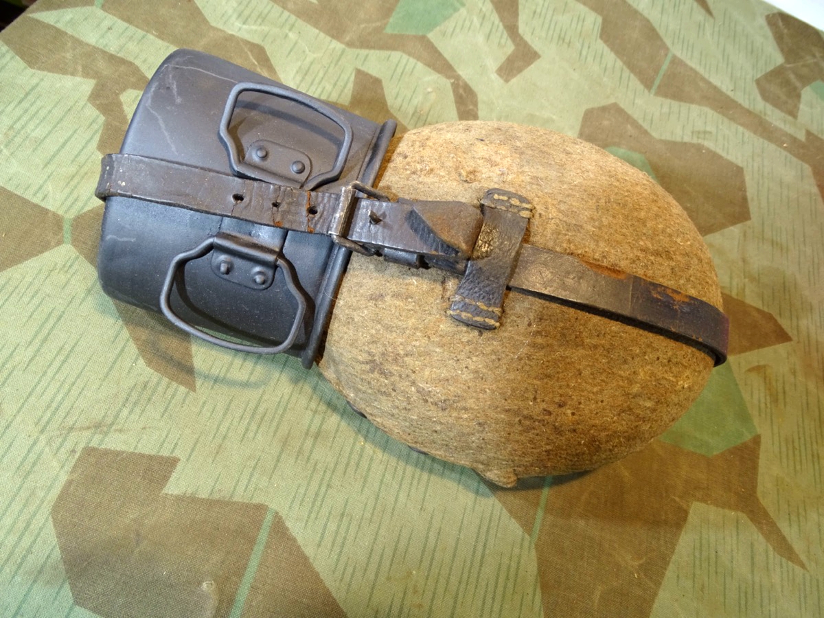 Wehrmacht, frühe Alu Feldflasche mit schwarzem Alu Trinkbecher " VAL 39 / L& SL 40"