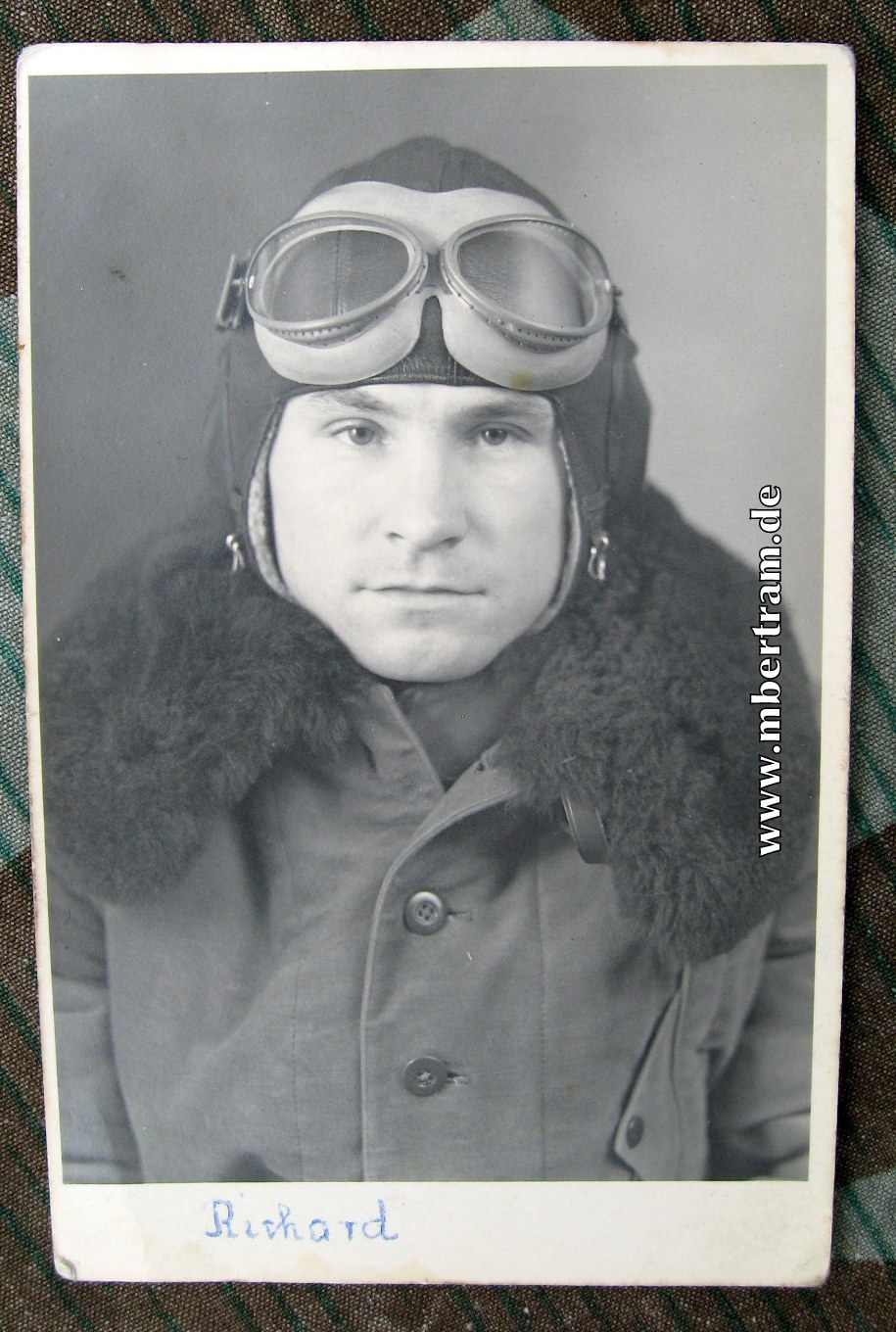 LW Flieger in dickem Flugkombi mit Kopfhaube