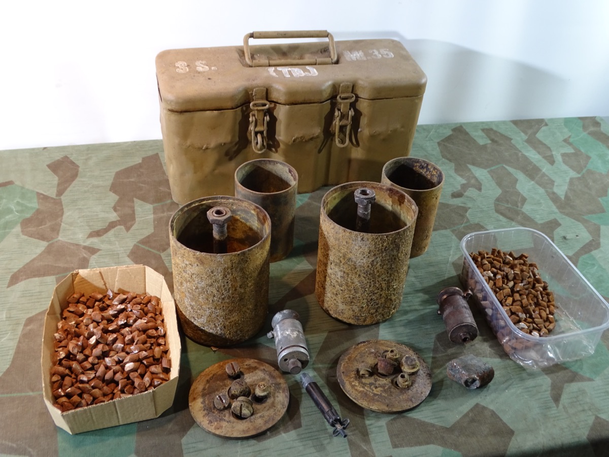 2 Stck. S Mine 35 (Springmine/ Schrapnellmine 35) bekannt als  "Bouncing Betty" mit 3 Zündern in Tragekasten 2 Stck. S Mine 35 (Springmine/ Schrapnellmine 35) bekannt als  "Bouncing Betty" mit 3 Zündern in Tragekasten