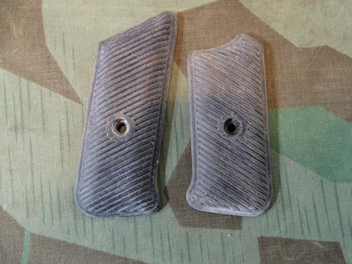 Paar Griffschalen für MP 44 / Sturmgewehr 44, Bakelit. Innen mit Hersteller Codierung 