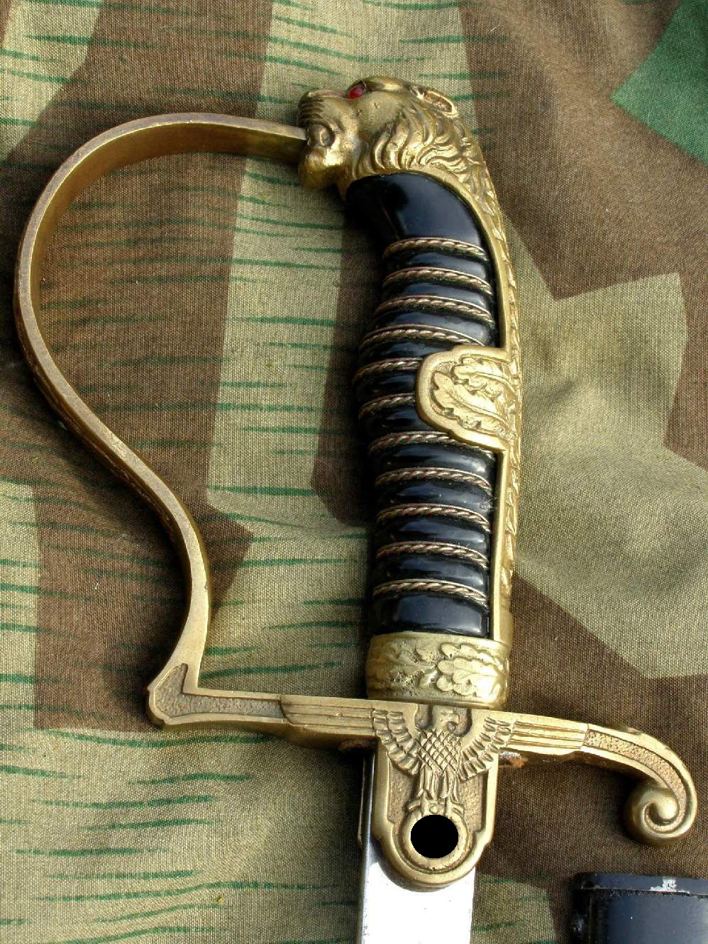 4558-1 Wehrmacht Heeres Offiziers Löwenkopfsäbel, roten Augen