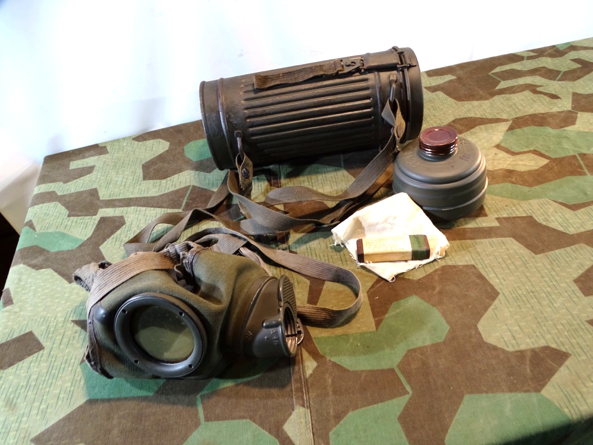 Wehrmachts Gasmaske mit Dose M 38 und Filter FE 41, (unbenutzt) und Losantin, 1942