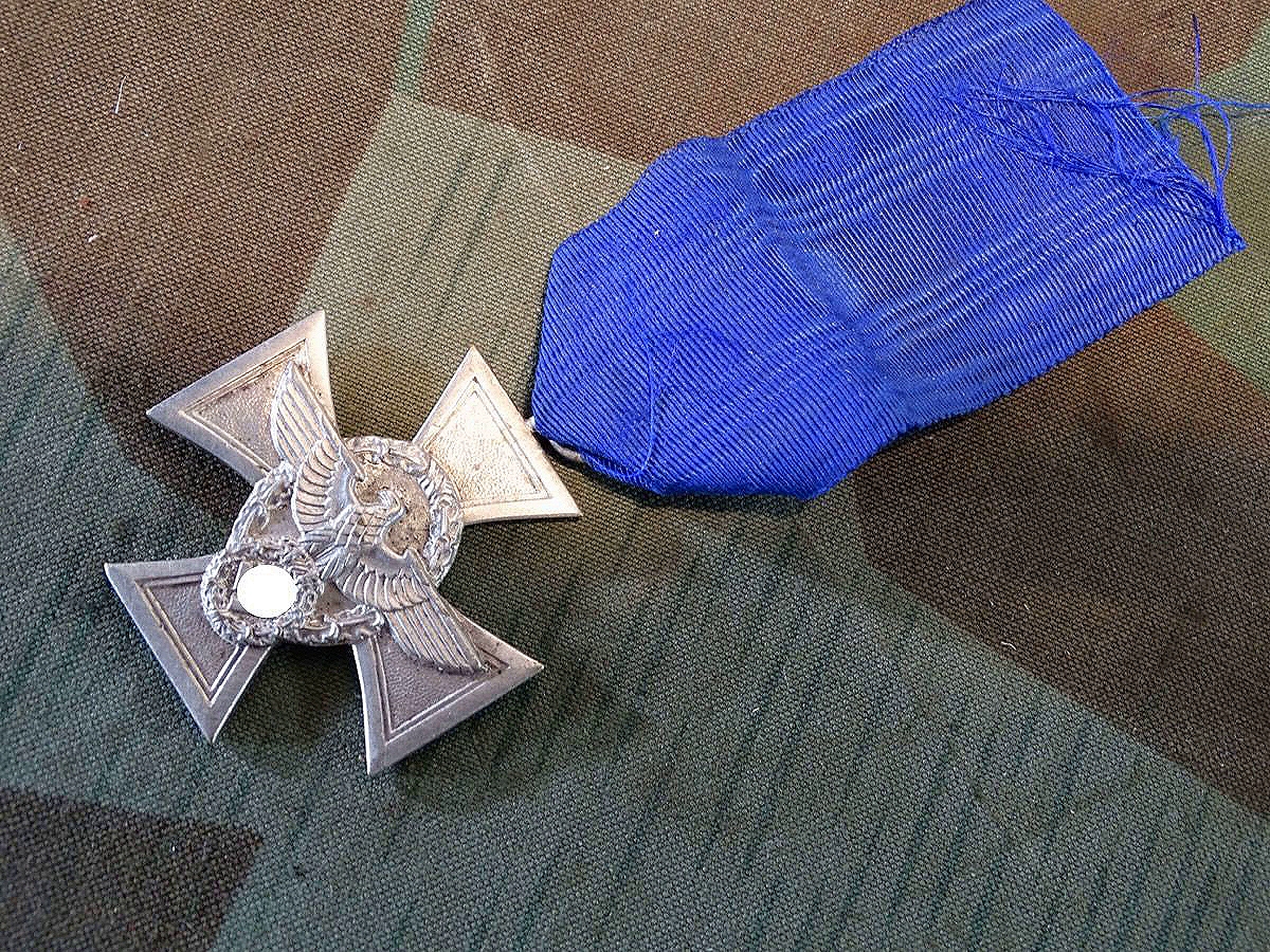 Polizei Dienstauszeichnung 2. Stufe für  18 Jahre, Buntmetall, versilbert. Am blauen Dienstzeitband