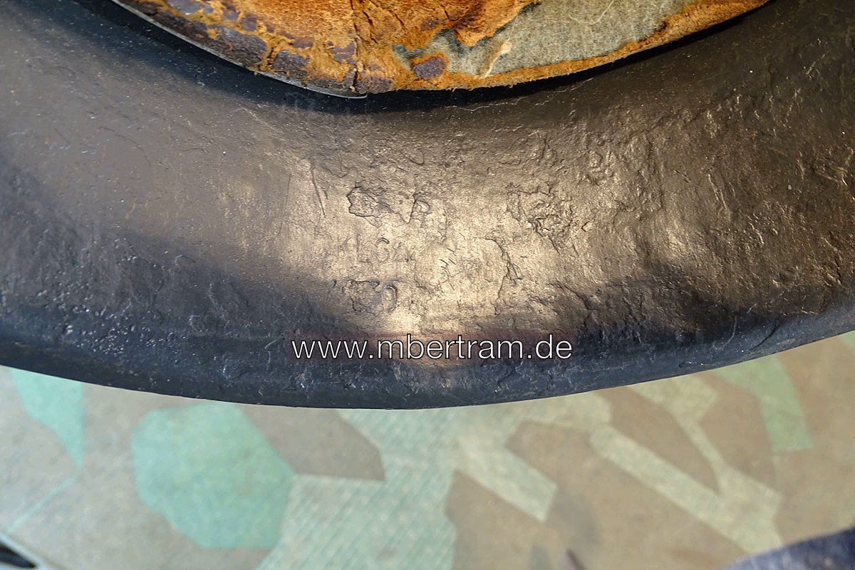 Kriegsmarine Stahlhhelm M 40, original Innenleben u. Riemen. Farbe u.Wappen neu