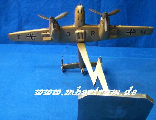 Kriegsmodell: Messerschmidt 110 aus Holz und Metall, 30 cm
