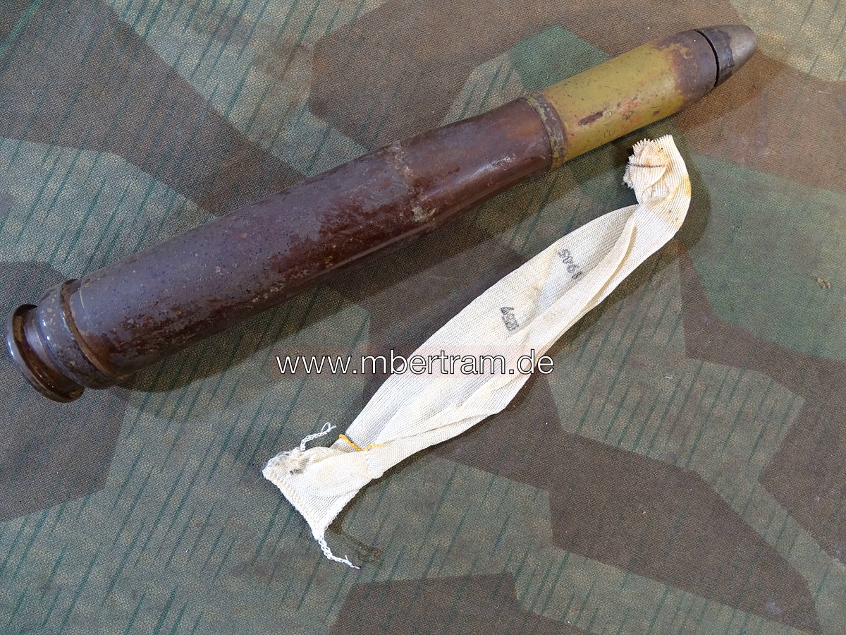 Deko-Patrone 2 cm Flak 38, Stahlhülse, Zünder, Ladungssäckchen , viel Farbe und Schrift