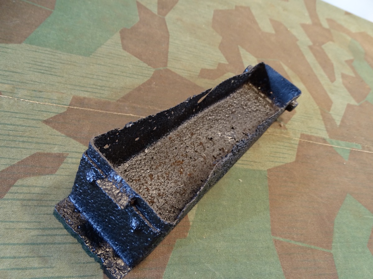 Staubschutzdeckel für 2 cm Flak 38 Magazinschacht. Bodenfund, relativ selten