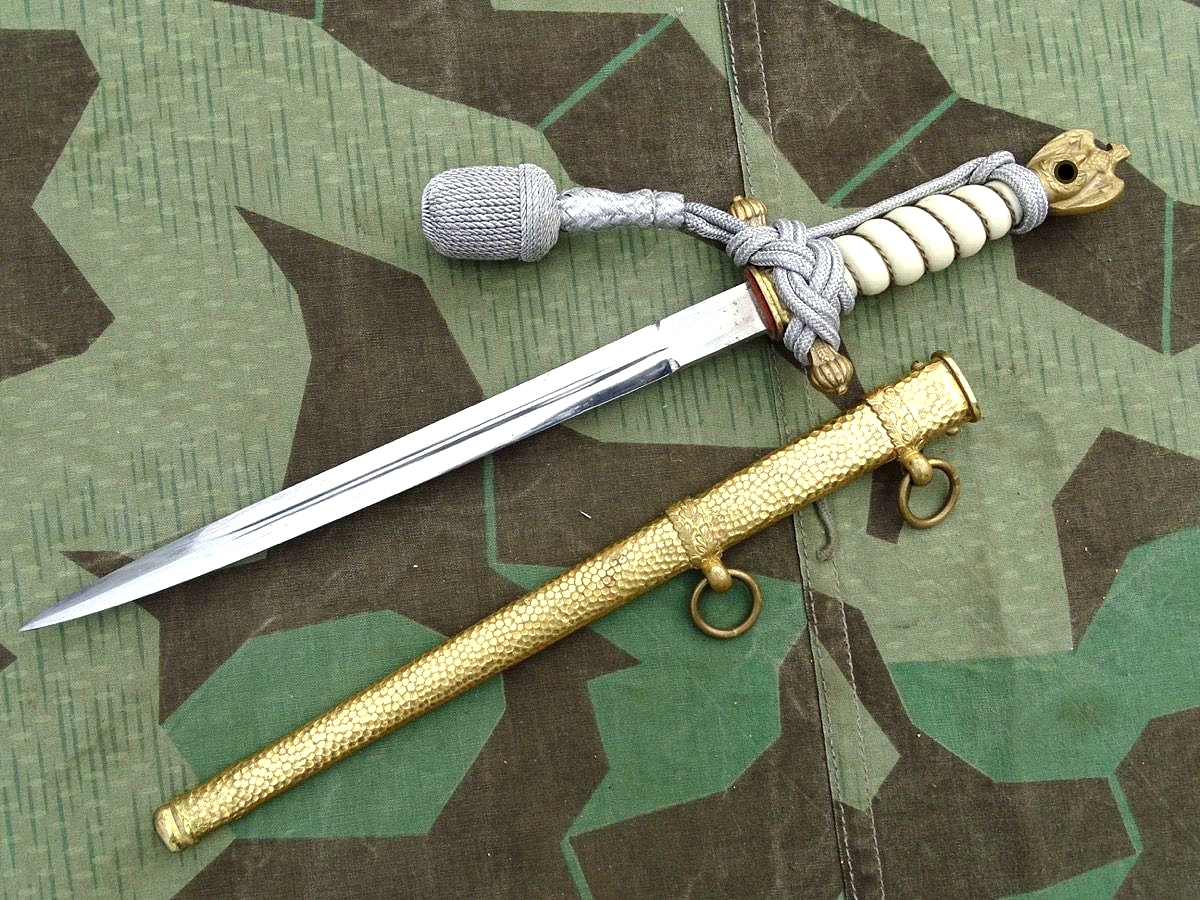 Kriegsmarine Offiziersdolch mit Portepee, gehämmerte Scheide