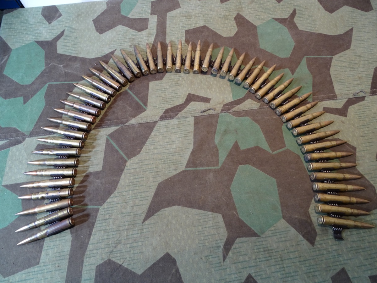Wehrmachts Patronengurt / Gurtkette mit  50 Buntmetall Deko Patronen 8x57, gemischte Hersteller