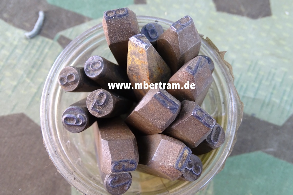 17 alte Schlagzahlen 8mm, schöne alte Form, z.B. f. Fahrzeug Restaurierung