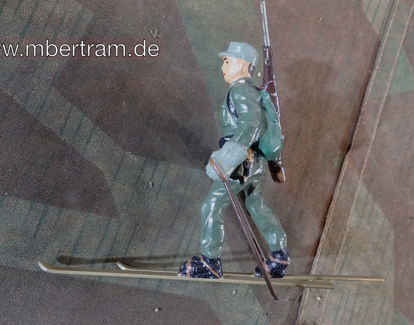Gebirgsjäger mit Skiern, Massefigur, wohl Elastolin oder Lineol